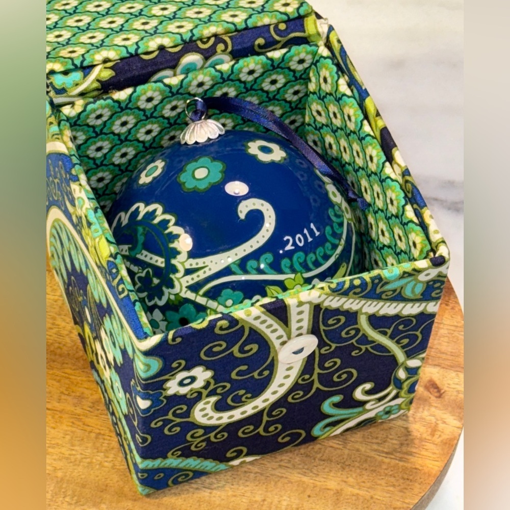 VERA BRADLEY Glass Christmas Ornament 2011 RHYTHM & BLUES 4" Keepsake Gift BOX - Picture 5 of 5